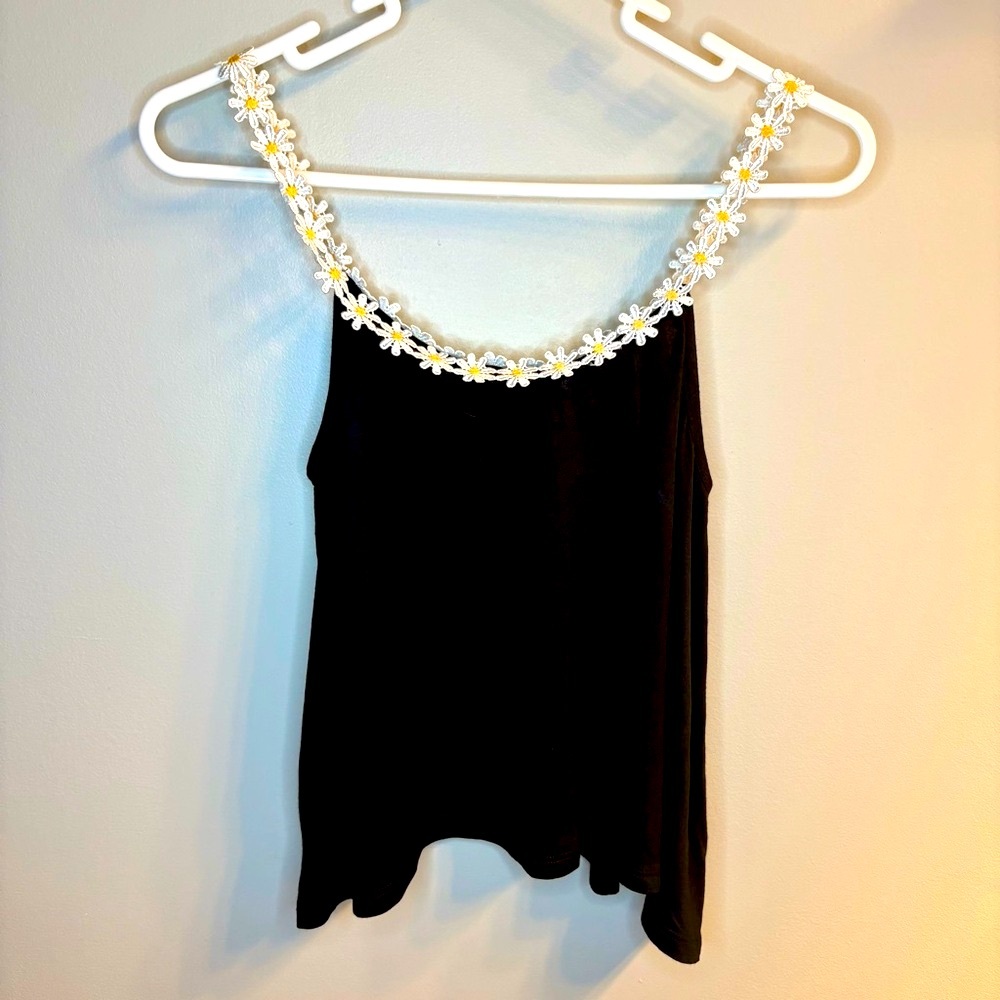 Body Central Daisy Chain Neckline Cropped Swing Tank Top in Black Size M